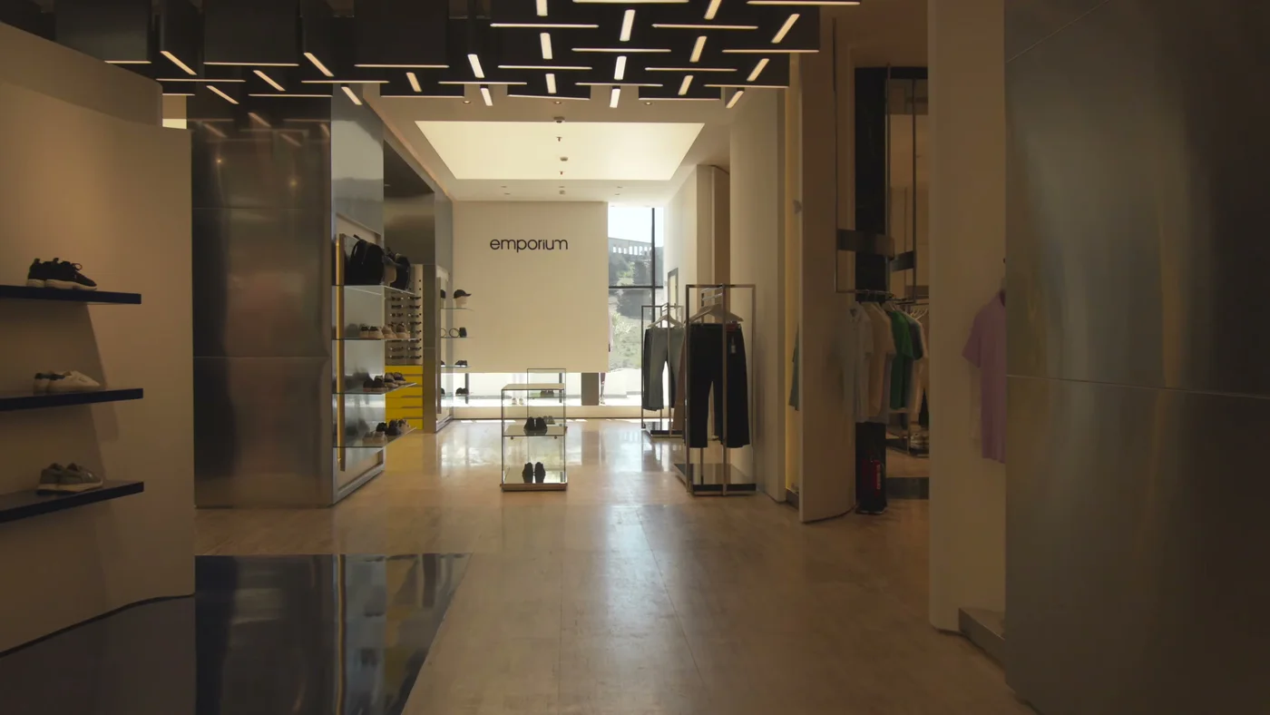 Проход внутри молла у входа в Emporium