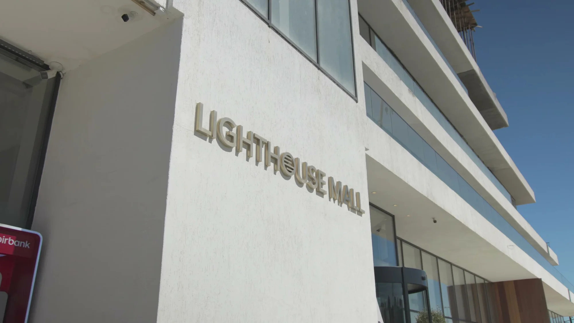 Буквы LIGHTHOUSE MALL на углу торгового центра